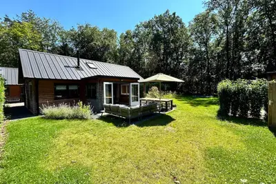 Image de Maison en bois confortable avec bain à remous