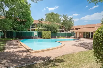 Image de Bright 2-Bed Apartment Near Scenic Attractions