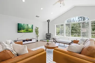 Image de Bbq - Foosball - Firepit - 3 Kings - Spacious & Updated Ev Charger Level 2