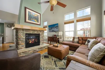 Image de Ski-In Granby Getaway, Hot Tub, Open Layout w/ Plush and Cozy Setting, steps from Ski Granby Ranch