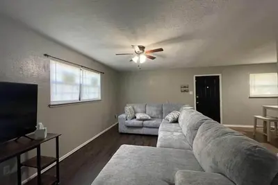 Image de Charming 2-Bedroom, 1-Bath Home Close to Downtown