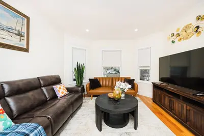 Image de Stylish 4 Bedroom Townhouse in Boston, Walkable to Train, Quiet & Safe Area