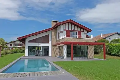 Image de Villa Basque contemporaine avec vue sur les montagnes et piscine chauffée!