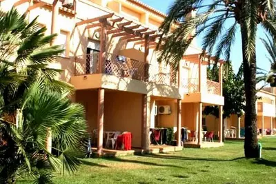 Image de Complexe rénové 2 chambres, piscine, climatisation, Wi-Fi gratuit, parking - À 500m de la plage