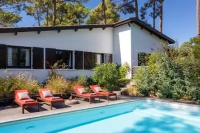 Image de Villa paisible avec piscine chauffée et Wi-Fi