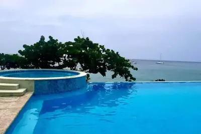 Image de Condominio sulla spiaggia, 3 stanze e 3 bagni, piscina, vicino ai negozi!