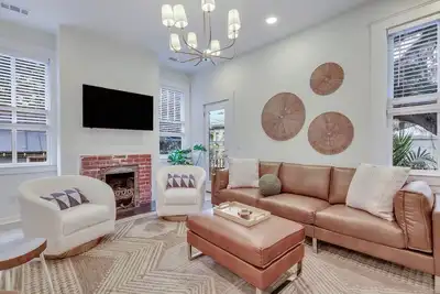 Image de Heart of Starland 2nd Story Renovated Chic Apartment by Lucky Savannah