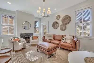 Image de Timeless Reimagined Historic Home In Heart of Starland by Lucky Savannah