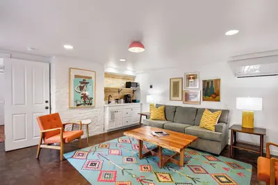 Image de The Squares of Savannah: Modern Chic Apartment by Lucky Savannah