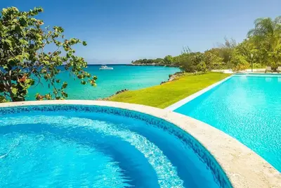 Image de Sunny pool, sandy beach, cable Tv, W-Fi, guest-friendly and near clubs/shops