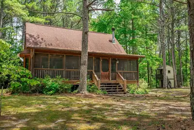 Image de Cedar Cove-fishing, hot tub, fire pit & playhouse