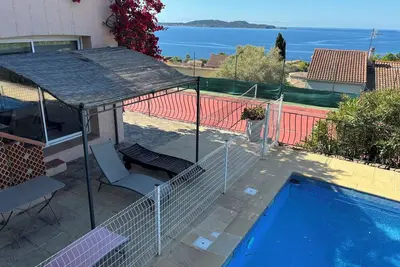 Image de Appartement idéal - vue mer - Carqueiranne \npiscine et court de tennis exclusifs