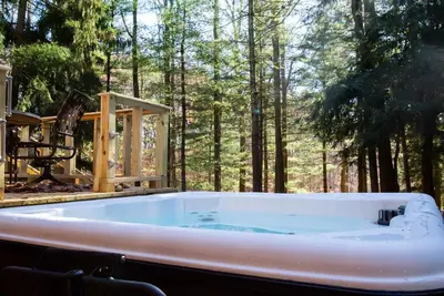 Image de Secluded Fairytale Cottage surrounded by forest w/ hot tub and wifi