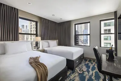 Image de 2 Sleek Eco-friendly Rooms w/ Natural Furnishings in Vibrant River North