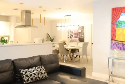 Image de Luxurious and spacious house with excellent location, ideal for large families.