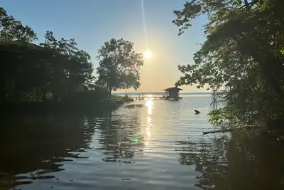 Image de 5 Star Lakefront Cottage with Full Guest House on Lake Weiss - Sleeps 10-12