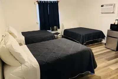 Image de Room 21 - Triple Queen - Sleeps 6 - Harper Motel