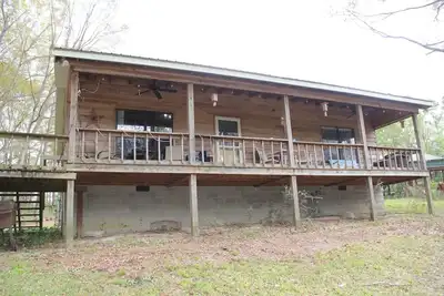 Image de Cabin in the country near Elba, Alabama with pond.