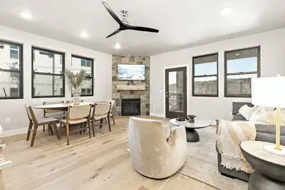 Image de Luxe 3 Bedroom Retreat with Balcony and Views