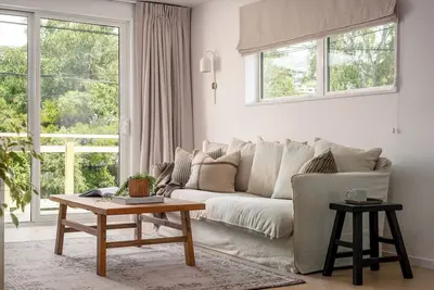 Image de Experience Luxury and Serenity: Your Perfect Riverside Retreat!