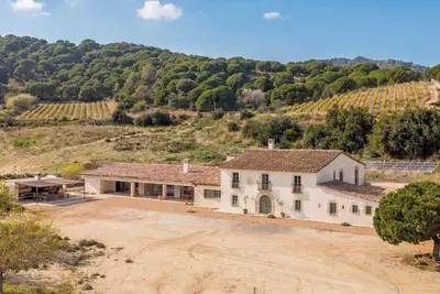 Image de Masia Can Estela, un lieu où la sérénité trouve son refuge.