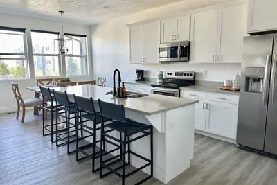 Cozy 3-bedroom in Draper minutes from trails/ski resorts/Slc
