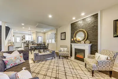 Image de 6 Mi to Downtown - Spacious Home in Pittsburgh!