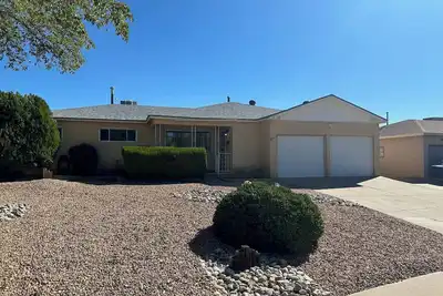 Image de Spacious 4-bedroom house with a Pool, Ac, WiFi located in beautiful Albuquerque