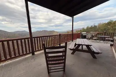 Image de Luxury cabin with stunning mountain views, hot tub, arcade table, & pool table