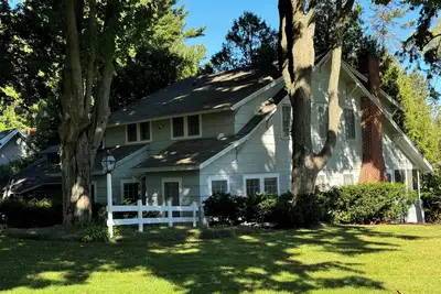 Image de Charming Vintage Lakeside 4-bedroom Cottage