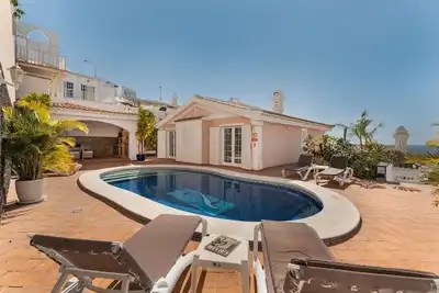 Image de Villa de vacances 'Marbella-piscine chauffée privée' avec vue sur la mer, piscine privée et Wi-Fi