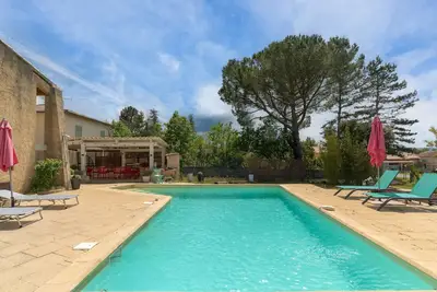 Image de Maison traditionnelle 'Coeur De Lavande' avec piscine privée, jardin clot et Wi-Fi
