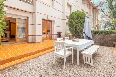 Image de Appartement \"Con Jardin Y Parking\" avec terrasse privée, Wi-Fi et climatisation