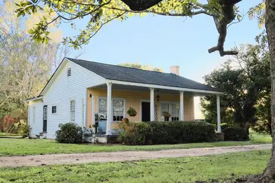 Image de Foster Mound Cottage  - Perfect for a Cozy Getaway with 2 Bedrooms and Pet-Friendly Amenities!