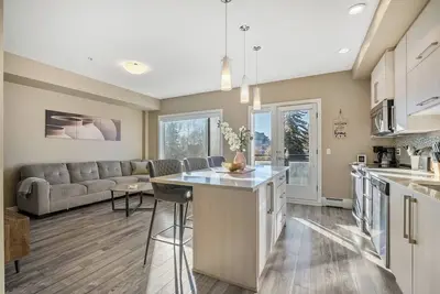 Image de The Brightside - Spacious and Clean - Steps to Dt!