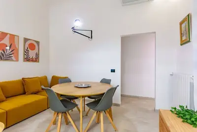 Image de Roomy 100 sqm apartment, able to comfortably accommodate up to 6 people, located on the first floor (without lift) of a period building. The property is located in the heart of Florence (Traffic-Restricted Area), a few steps from the Basilica of San Lore