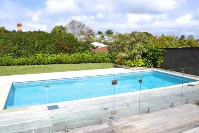 Image de Large private secure home, spa, off st parking, aircon, 5 kms to city,