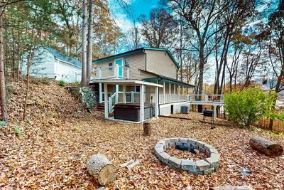 Image de Dog Friendly lake cabin w/free attraction tickets, hot tub, fire pit, & decks