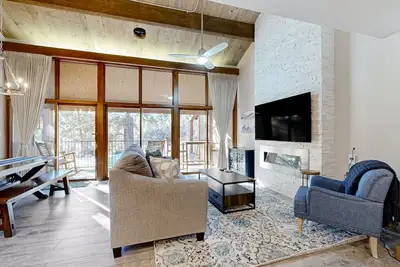 Image de Spacious studio with large deck and access to shared pool and hot tub