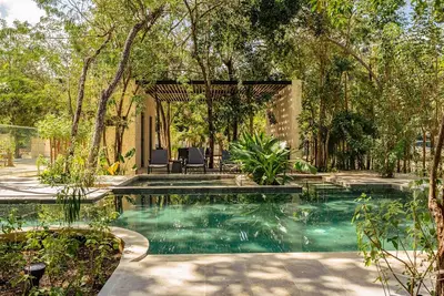 Image de Cozy jungle retreat with private cenote, pool, lush garden & serene atmosphere