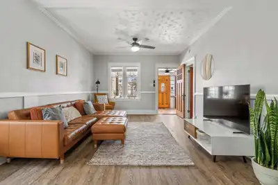 Image de Dino's Last Post | Sleeps 8 | Private Backyard! |