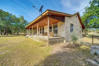 Image de Pet-Friendly Hill Country Retreat w/ Deck!