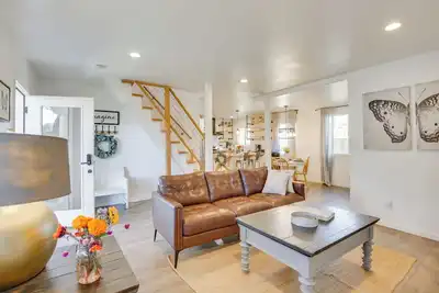 Image de Unique Stay: Alpine 'Mariposa Farmhouse' w\/ Views!