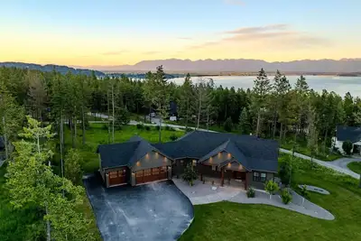 Image de 6br Lakeside Luxury | Close to Skiing | Sauna&Spa