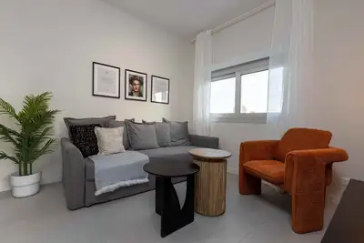 Image de Phaedrus Living: Mini Art House Kahlo