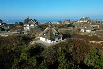 Image de \"Fantastic vacation home under thatch with sea views\"