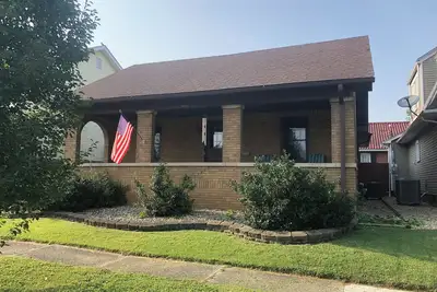 Image de Downtown Bedford’s Timeless Retreat: Historic charm meets modern living.