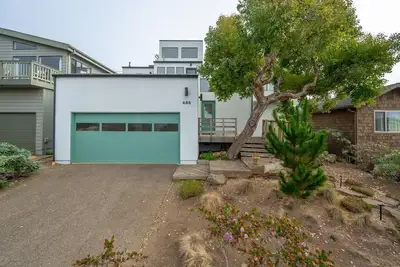 Image de Escape to this monthly, ocean-view rental on Park Hill!