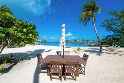 Image de Old Danube: Family Beach House w/Hot Tub & Dock on Bio Bay!