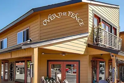 Image de Downtown Retreat Penthouse in Sequim, Mtn Views